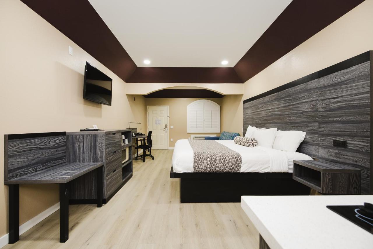 Sapphire Inn & Suites Чаннелвью Экстерьер фото